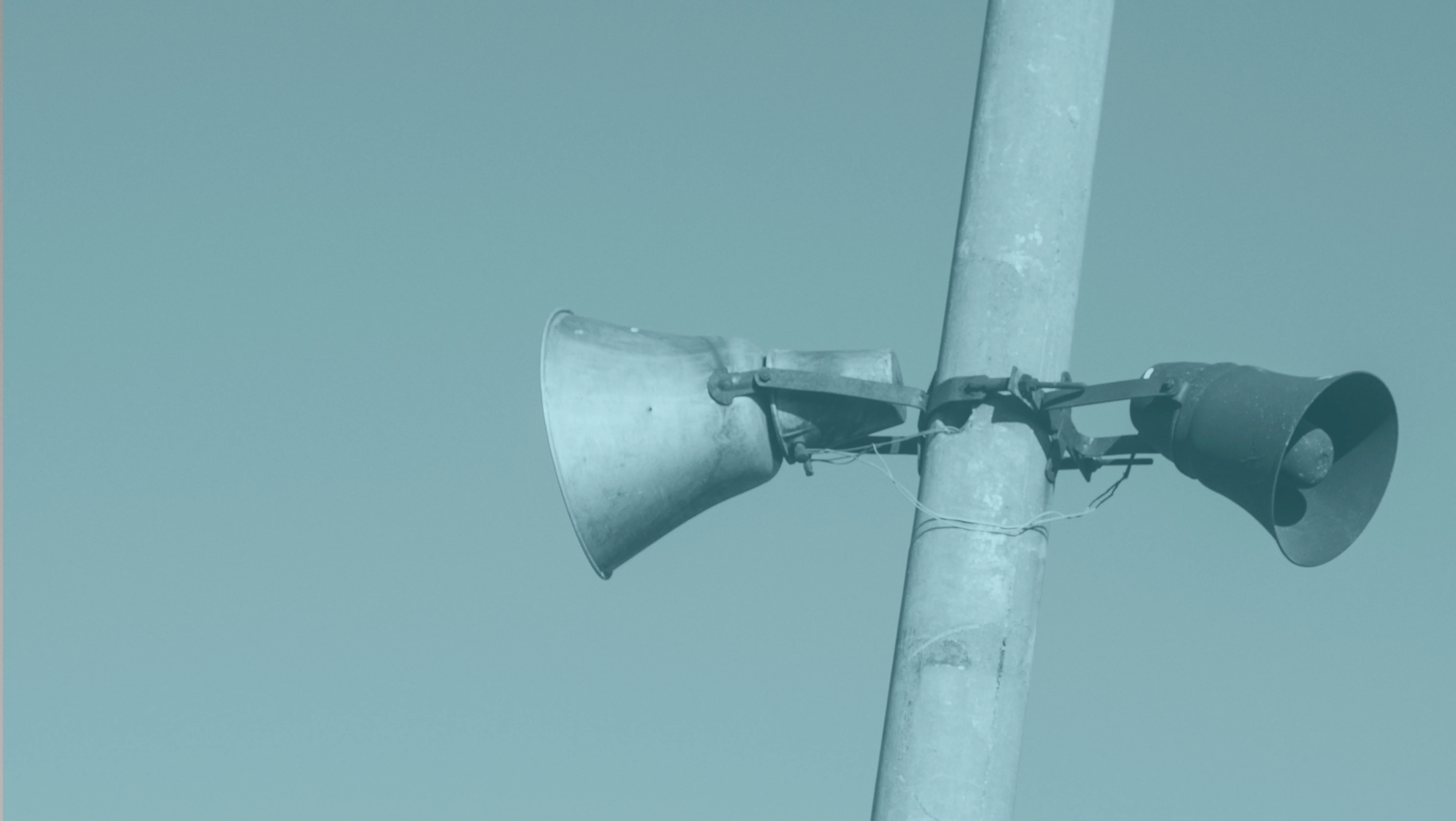 An einem Mast befestigte Lautsprecher